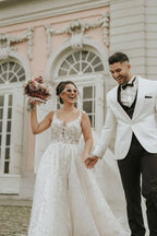 Vestido de novia color marfil sin mangas con tirantes y cola capilla