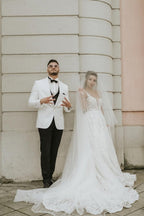 Vestido de novia color marfil sin mangas con tirantes y cola capilla