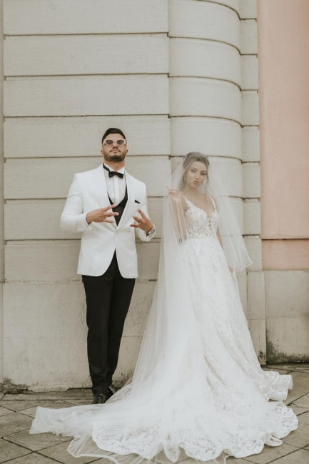 Vestido de novia color marfil sin mangas con tirantes y cola capilla
