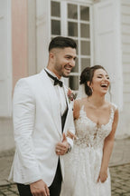 Vestido de novia color marfil sin mangas con tirantes y cola capilla