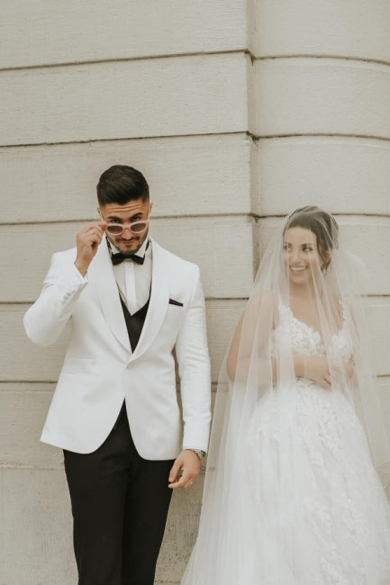 Vestido de novia color marfil sin mangas con tirantes y cola capilla
