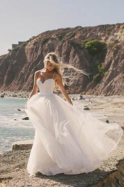 Robe de mariée ivoire en tulle à fines bretelles en forme de cœur Destination