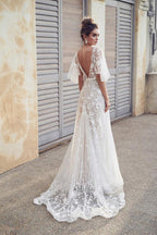Vestidos de novia de playa con escote en V color marfil y apliques de encaje