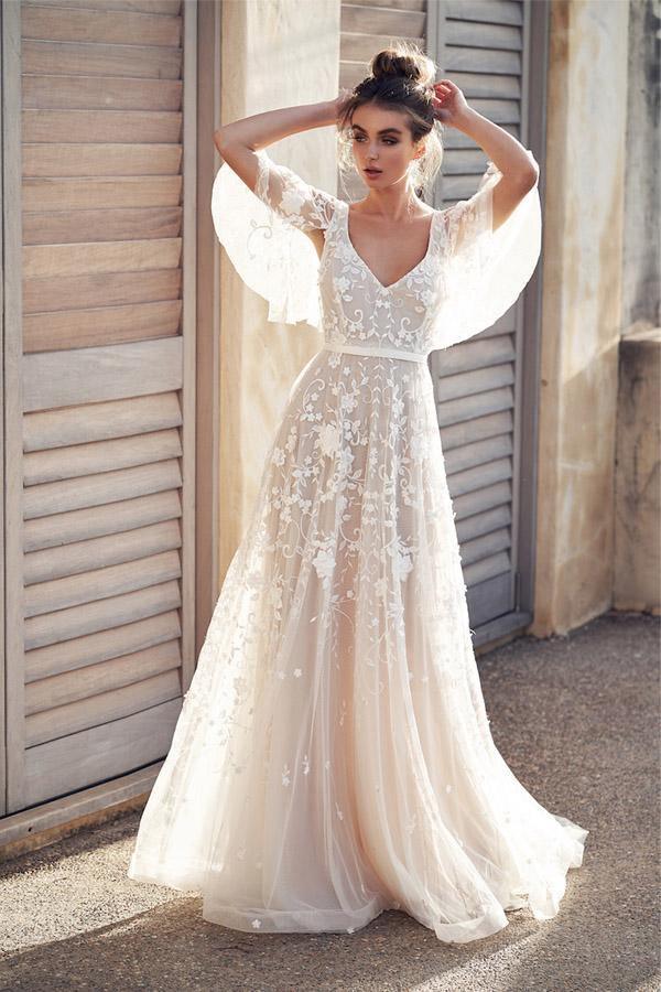 Vestidos de novia de playa con escote en V color marfil y apliques de encaje