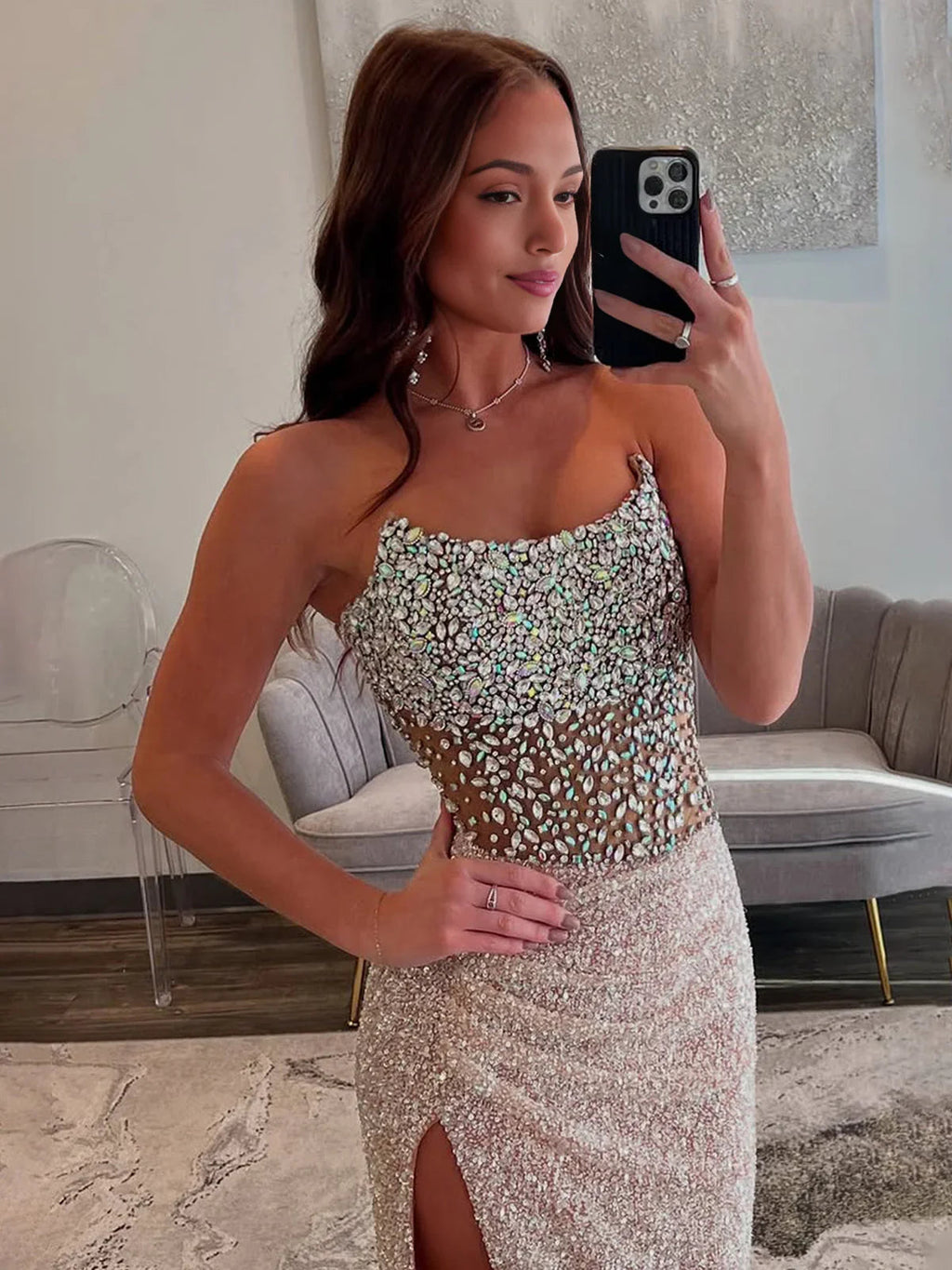 Jacqueline | Abito lungo da sera senza spalline con paillettes color champagne e spacco stile sirena