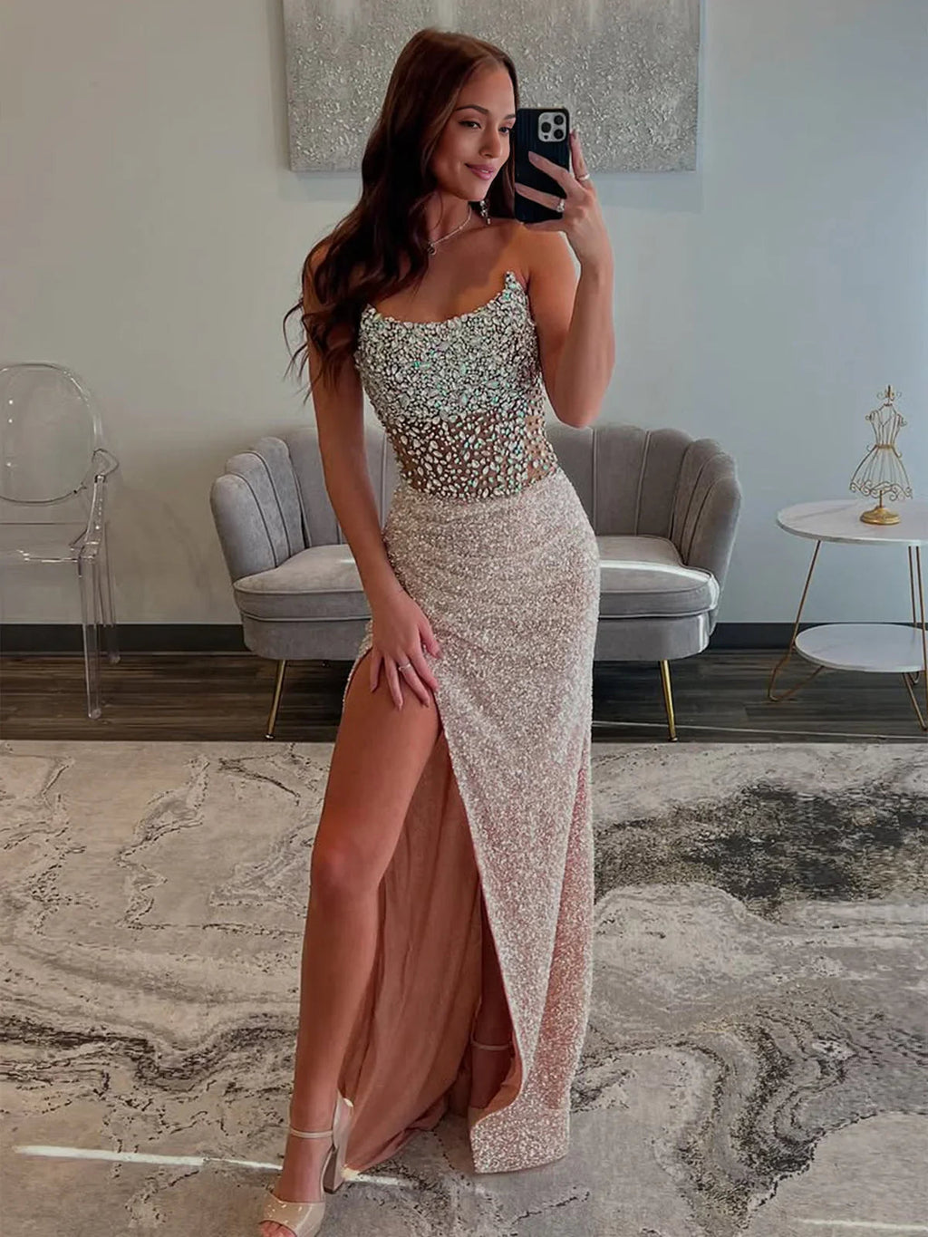 Jacqueline | Abito lungo da sera senza spalline con paillettes color champagne e spacco stile sirena