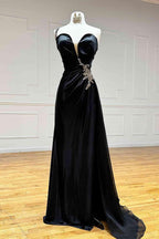 Jaiden | Robe de bal noire à une épaule ornée de strass avec fente en ligne A