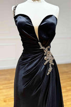 Jaiden | Robe de bal noire à une épaule ornée de strass avec fente en ligne A