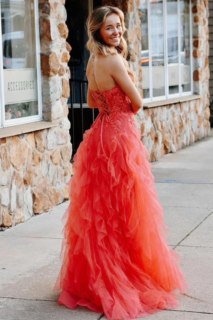 Jaize | Vestido de fiesta coral sin tirantes con capas de tul suave y aplicación