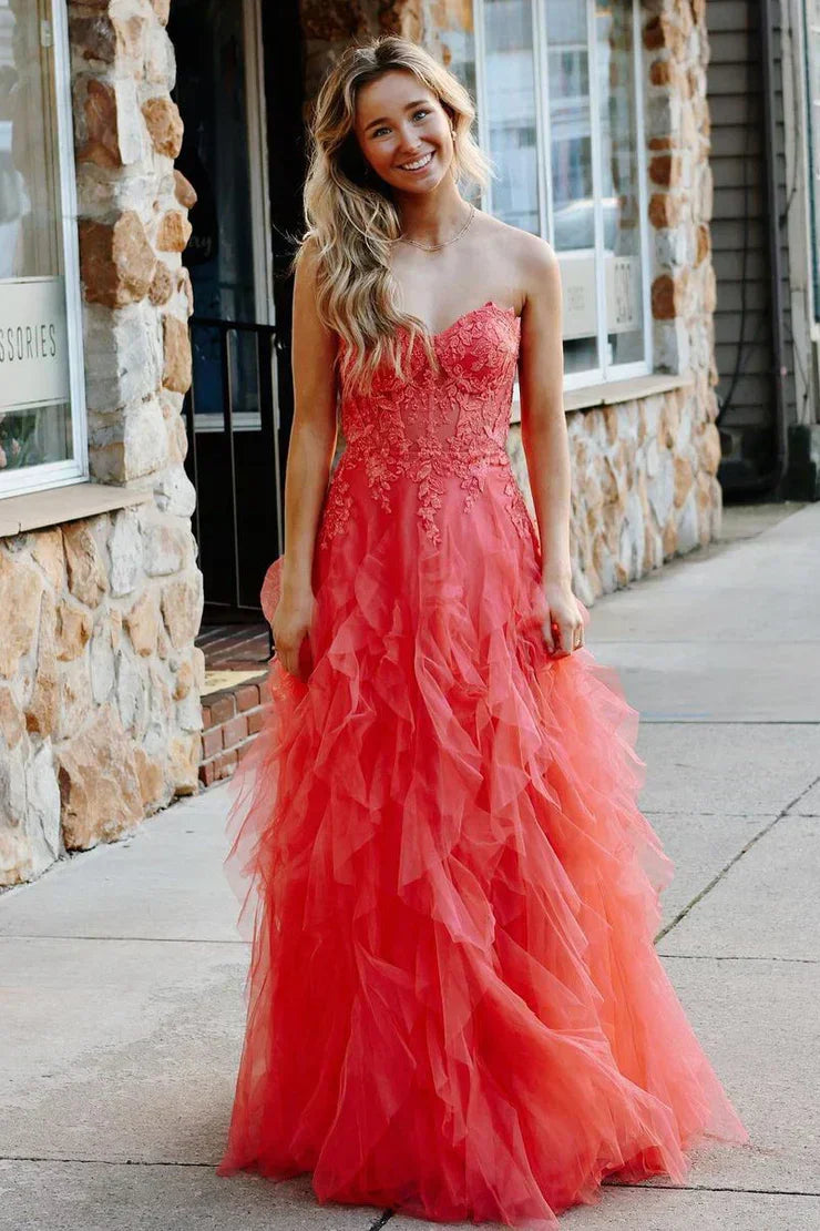 Jaize | Vestido de fiesta coral sin tirantes con capas de tul suave y aplicación