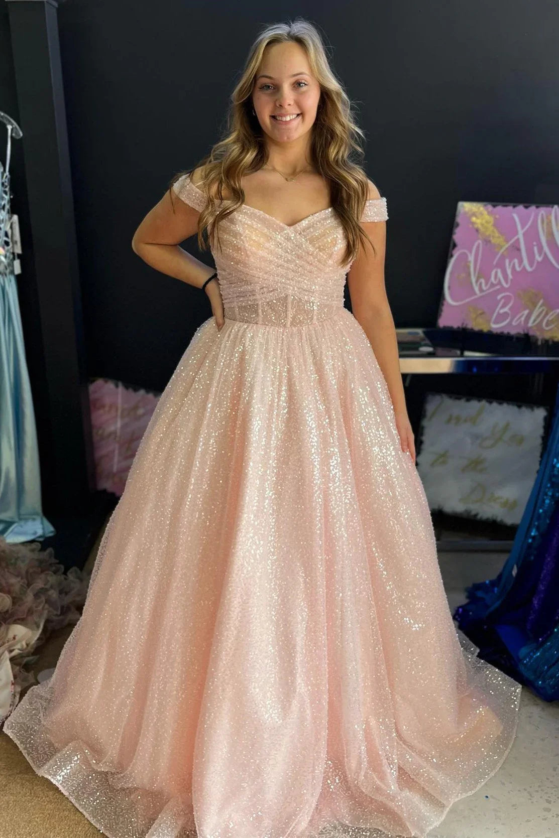 Jayla | Vestido largo de gala rosa sonrosado brillante con escote cruzado y hombros descubiertos