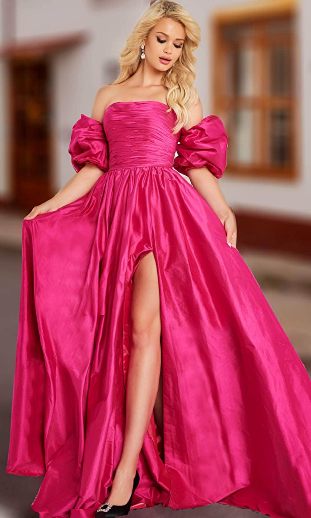 Vestido em Tafetá com Mangas Bufantes e Corte em A