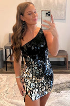 Kurzes Kleid mit One-Shoulder-Träger und geschliffenem Glasspiegel
