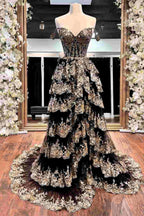 Kaira | Vestido largo de gala dorado con lentejuelas y escote caído con abertura