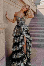 Kaira | Vestido largo de gala dorado con lentejuelas y escote caído con abertura
