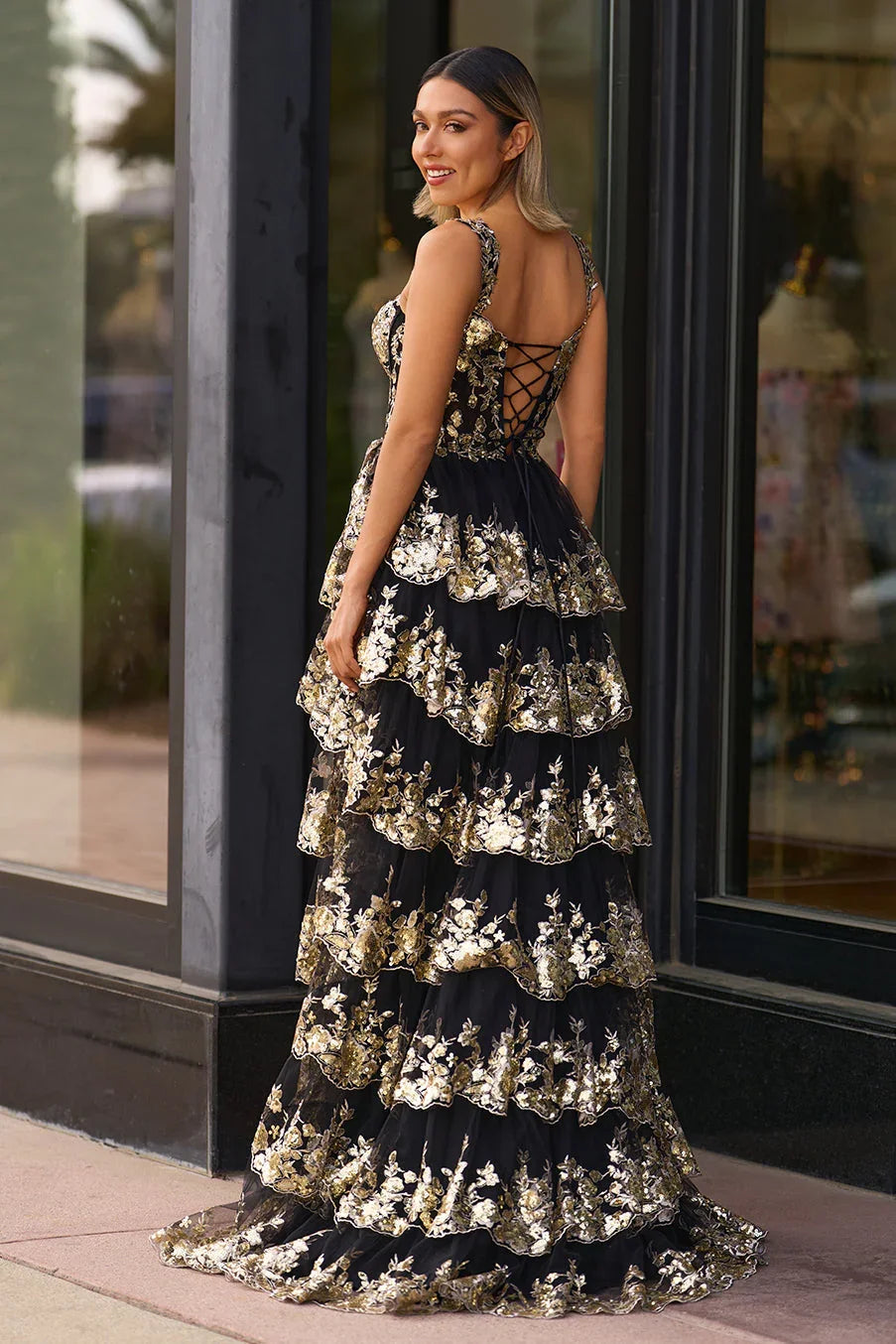 Kaira | Vestido largo de gala dorado con lentejuelas y escote caído con abertura