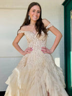 Kashi | Champagnerfarbenes Ballkleid mit Tüll und Applikationen, schulterfrei