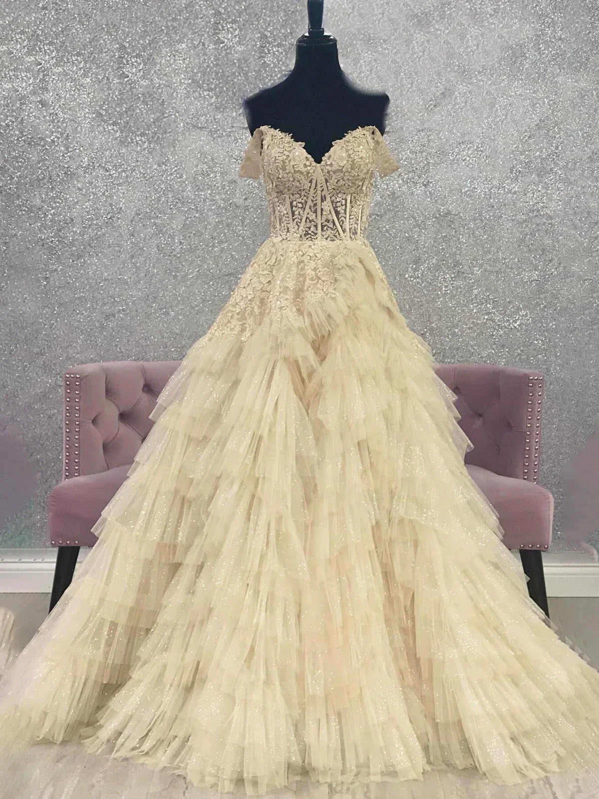 Kashi | Champagnerfarbenes Ballkleid mit Tüll und Applikationen, schulterfrei