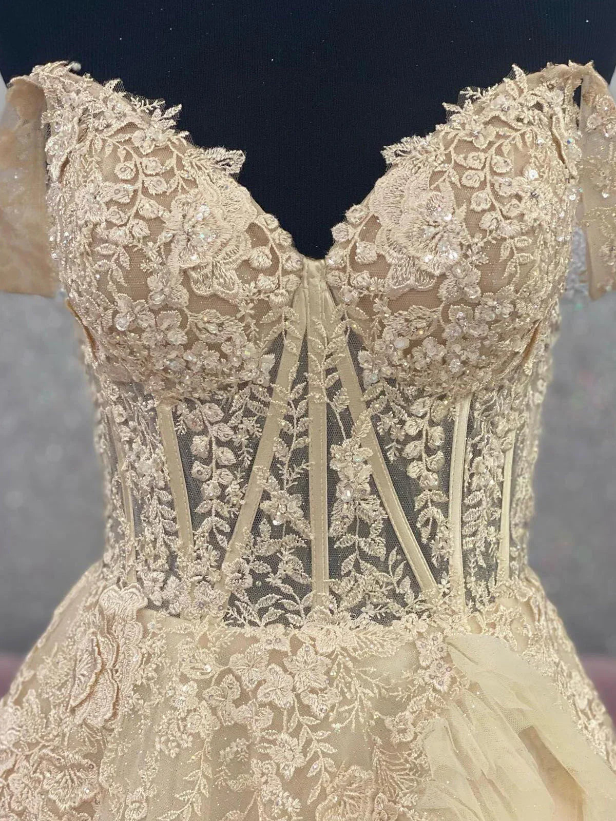 Kashi | Champagnerfarbenes Ballkleid mit Tüll und Applikationen, schulterfrei