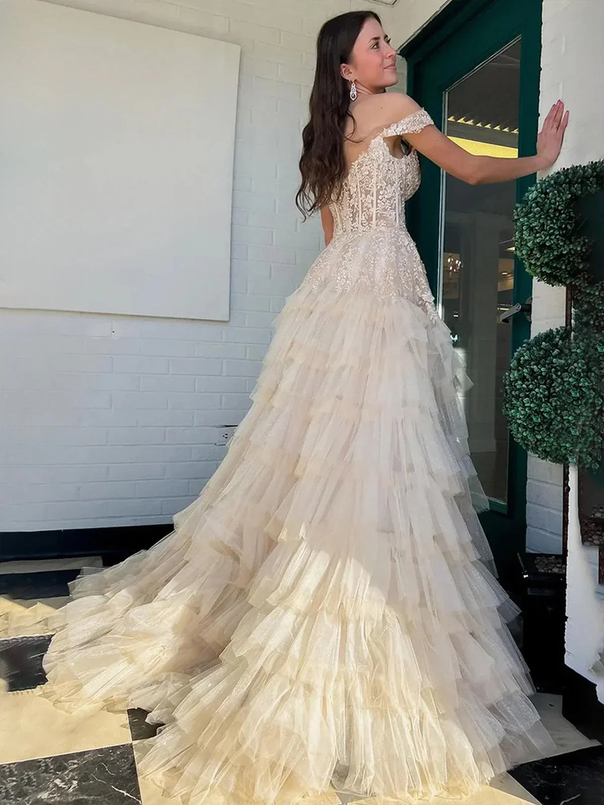 Kashi | Champagnerfarbenes Ballkleid mit Tüll und Applikationen, schulterfrei