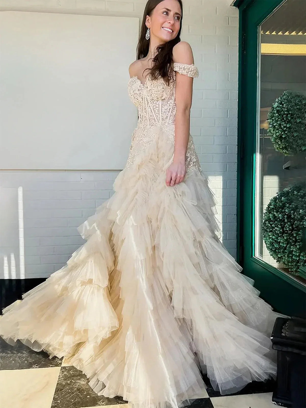 Kashi | Champagnerfarbenes Ballkleid mit Tüll und Applikationen, schulterfrei