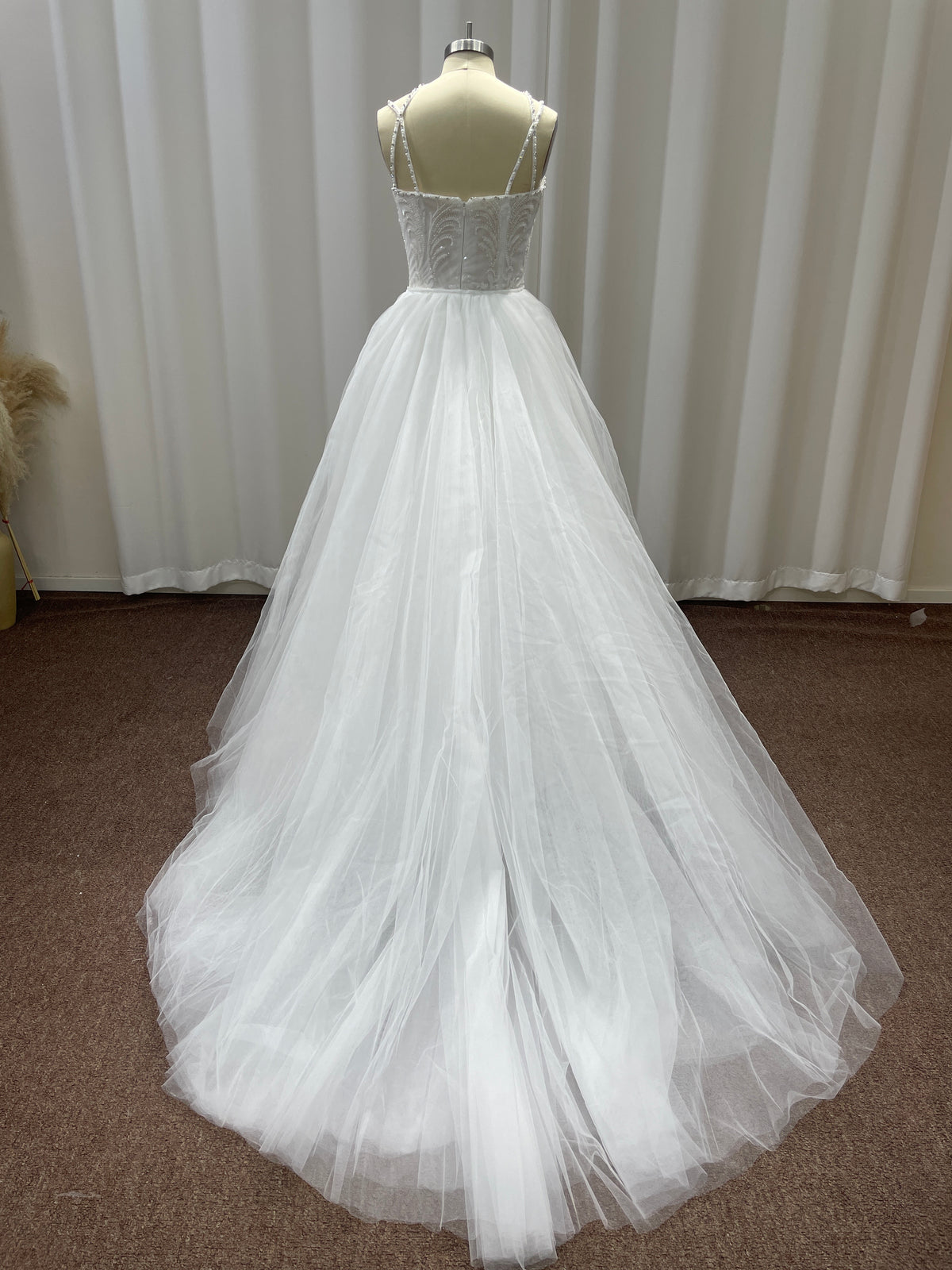 Vestido de noiva em renda até ao chão com mangas compridas e decote em coração