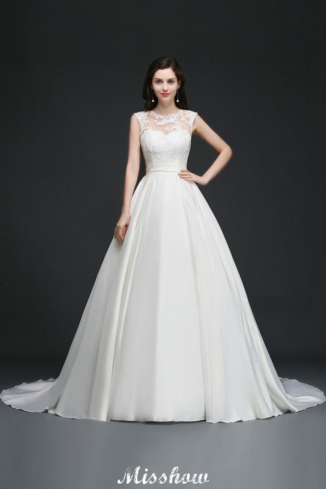 Robe de mariée délicate en dentelle, coupe évasée avec bijou
