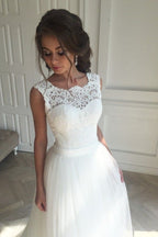Abito da sposa semplice a trapezio in pizzo, senza maniche, con cintura e schiena scoperta