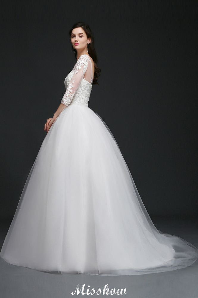 Robe de mariée en tulle à jupe bouffante avec applications en dentelle et encolure dégagée