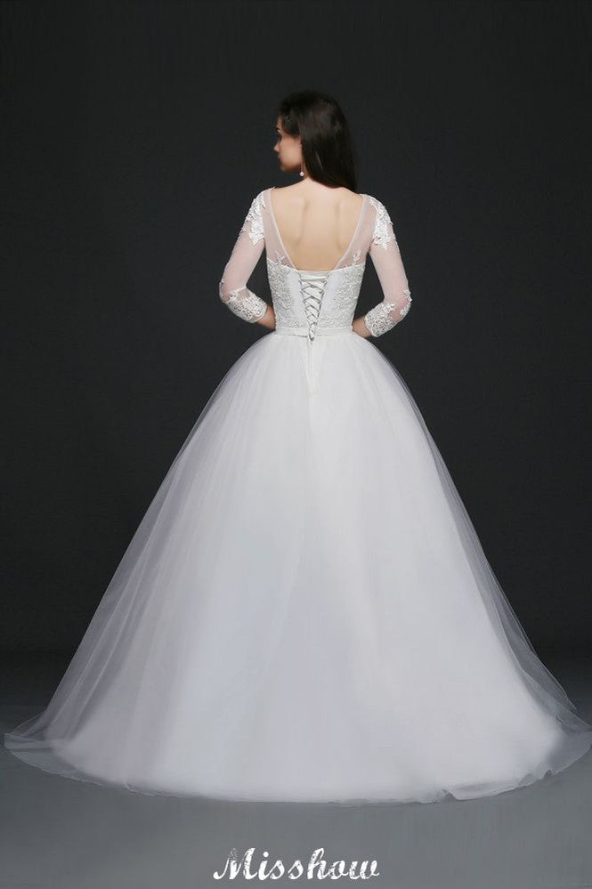 Robe de mariée en tulle à jupe bouffante avec applications en dentelle et encolure dégagée