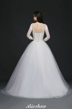 Robe de mariée en tulle à jupe bouffante avec applications en dentelle et encolure dégagée
