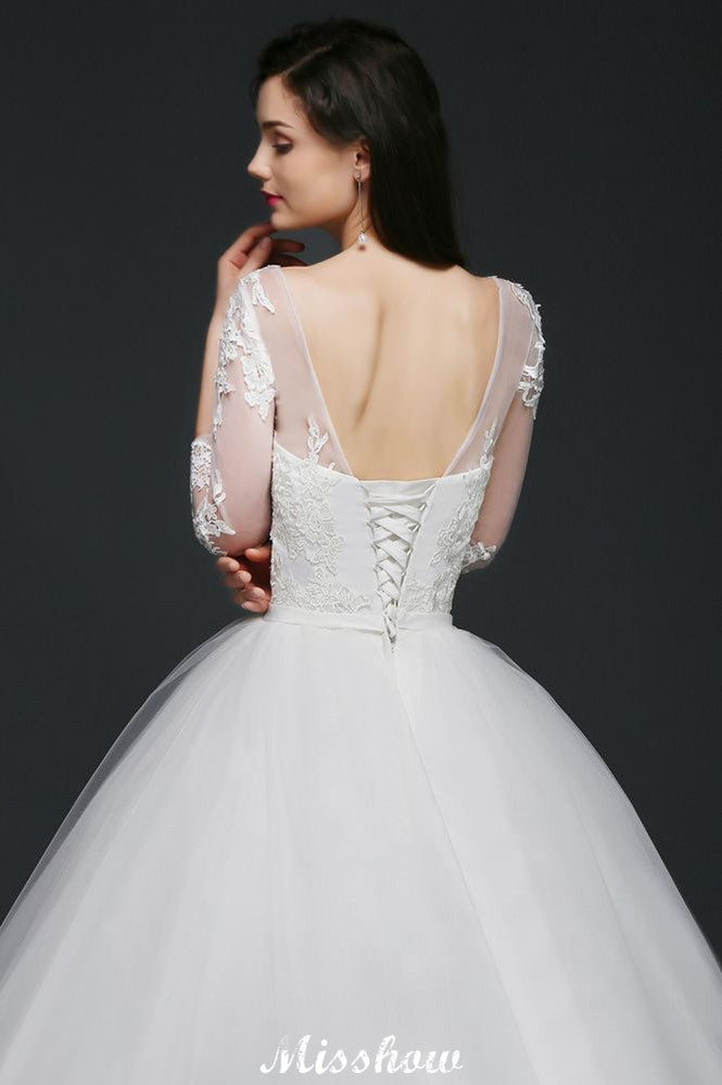 Robe de mariée en tulle à jupe bouffante avec applications en dentelle et encolure dégagée
