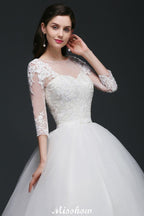Robe de mariée en tulle à jupe bouffante avec applications en dentelle et encolure dégagée