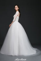 Robe de mariée en tulle à jupe bouffante avec applications en dentelle et encolure dégagée