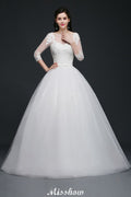 Robe de mariée en tulle à jupe bouffante avec applications en dentelle et encolure dégagée