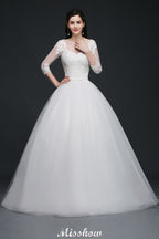 Robe de mariée en tulle à jupe bouffante avec applications en dentelle et encolure dégagée