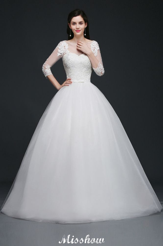 Robe de mariée en tulle à jupe bouffante avec applications en dentelle et encolure dégagée