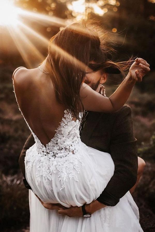 Vestidos de novia con escote en V y corpiño de encaje color marfil, espalda descubierta y corte A