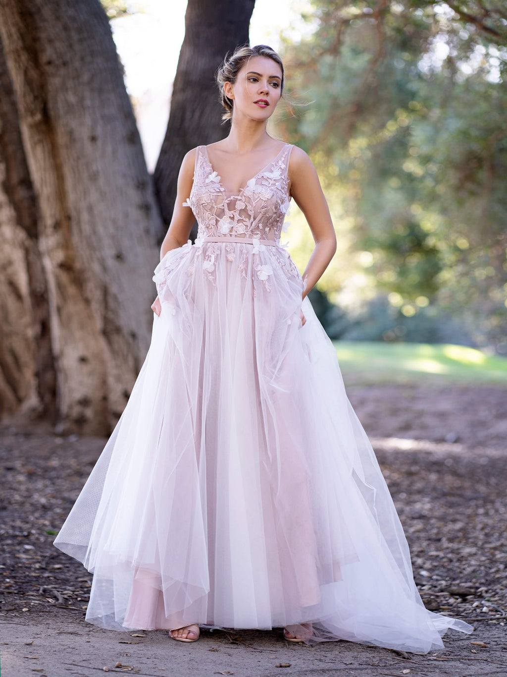 Ballkleid aus Spitze und Tüll mit V-Ausschnitt, Applikationen und 3D-Blumen