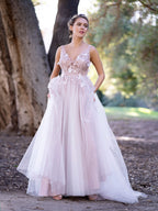 Ballkleid aus Spitze und Tüll mit V-Ausschnitt, Applikationen und 3D-Blumen