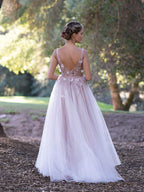 Ballkleid aus Spitze und Tüll mit V-Ausschnitt, Applikationen und 3D-Blumen