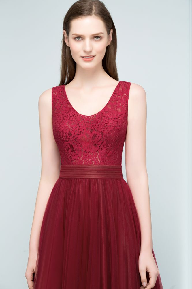 Robe de bal en tulle bordeaux à encolure dégagée, sans manches, coupe trapèze avec haut en dentelle