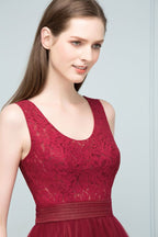 Robe de bal en tulle bordeaux à encolure dégagée, sans manches, coupe trapèze avec haut en dentelle