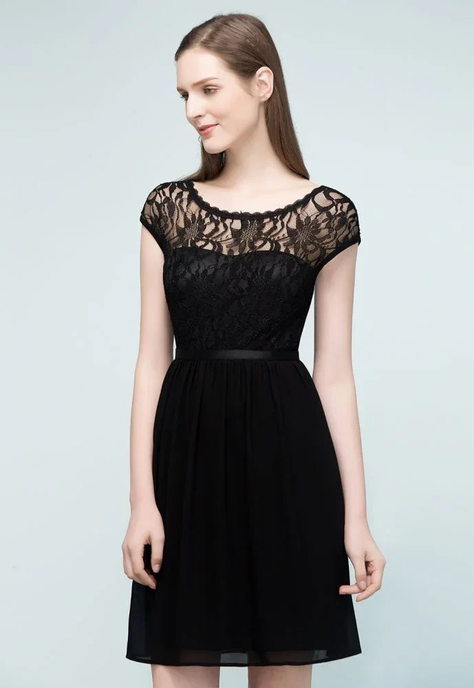 Vestidos de Dama de Honra Curtos em Chiffon com Decote Redondo e Saia em Linha A com Renda no Topo