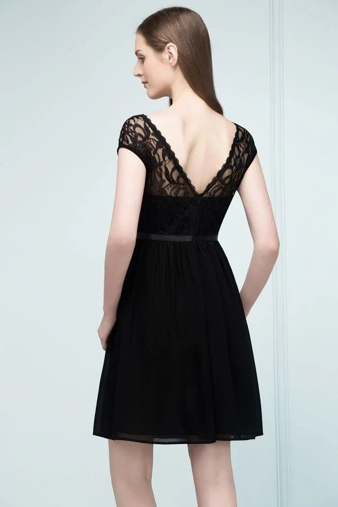 Vestidos de Dama de Honra Curtos em Chiffon com Decote Redondo e Saia em Linha A com Renda no Topo