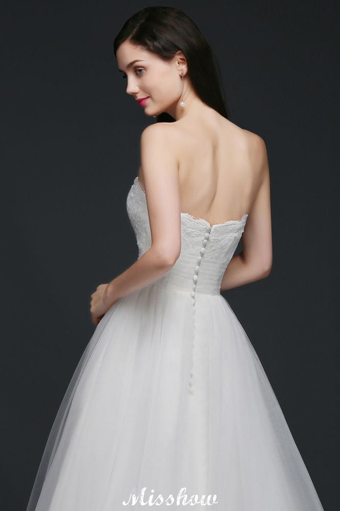 Vestido de novia de tul blanco con encaje y corte en A sin tirantes