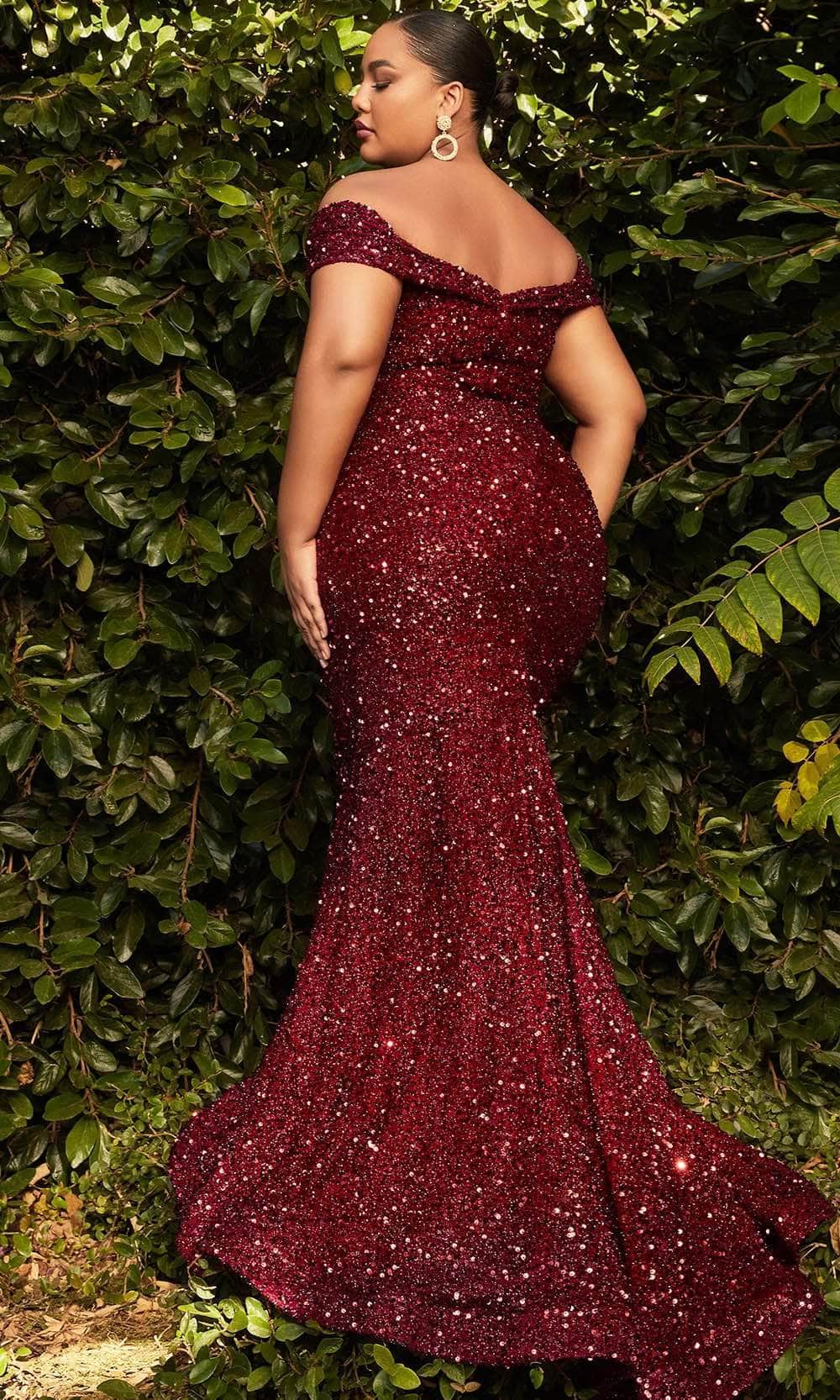 Langes Kleid mit Pailletten und Herzausschnitt