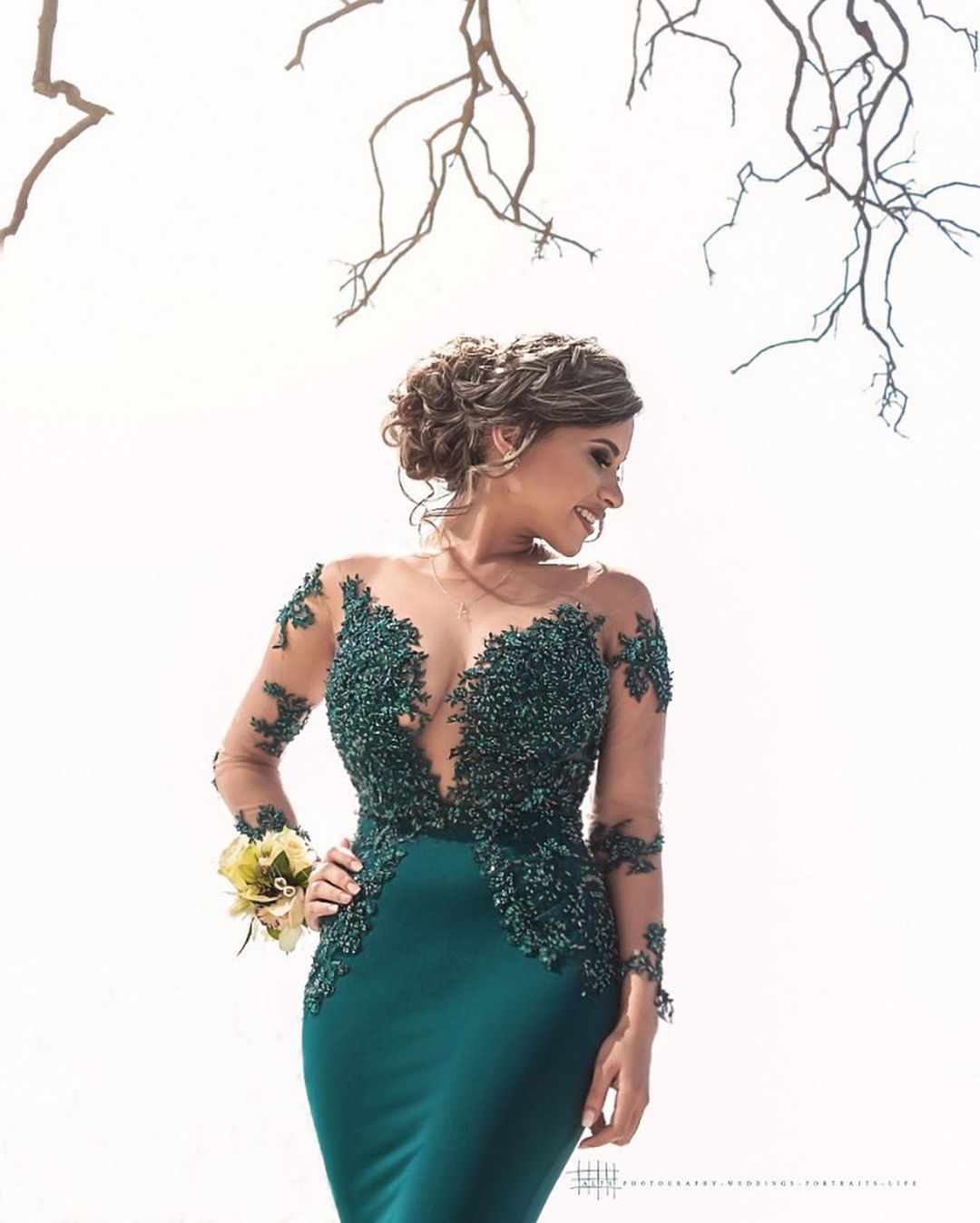 Dernière robe de bal longue sirène en satin avec manches et bijoux