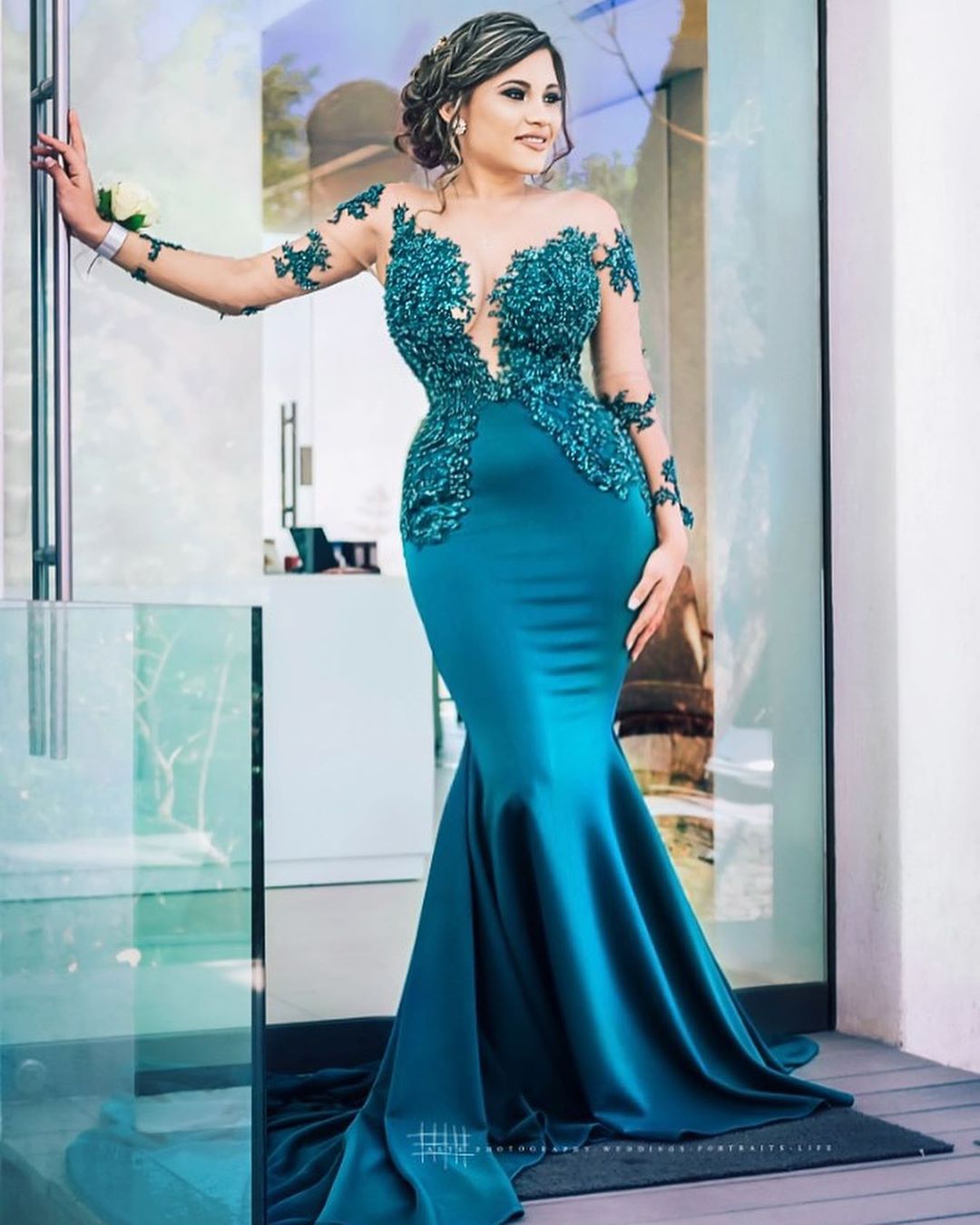 Dernière robe de bal longue sirène en satin avec manches et bijoux
