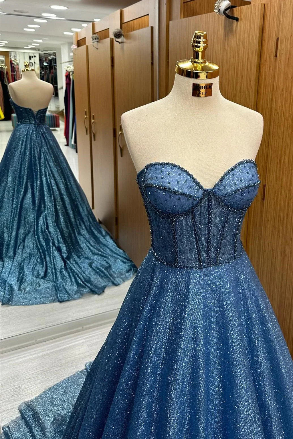 Leon | Robe longue de bal marine à perles et paillettes, décolleté en cœur, coupe évasée